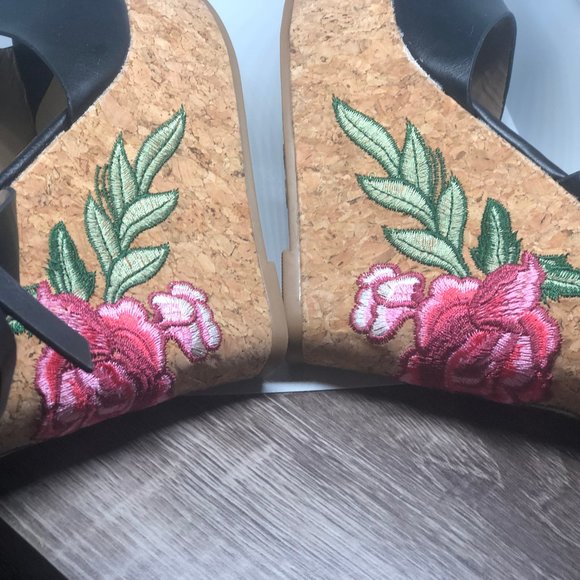 Black Leather strap  Flower Embroidery Print Cork Wedge Like New - Picture 12 of 13